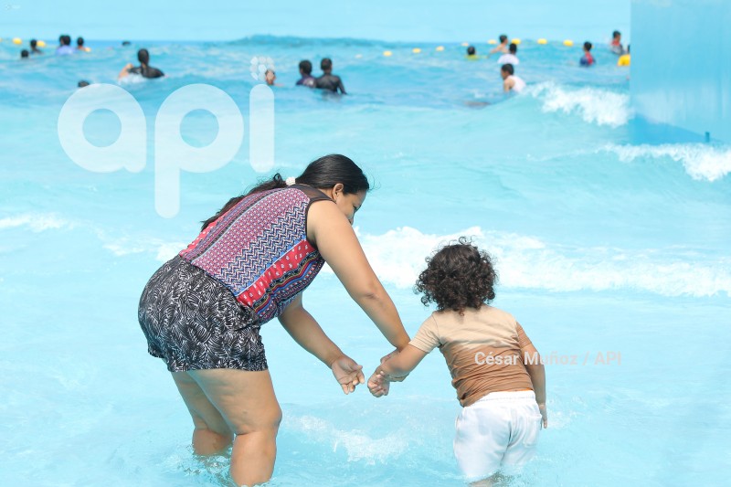GYE-PISCINA CON OLAS