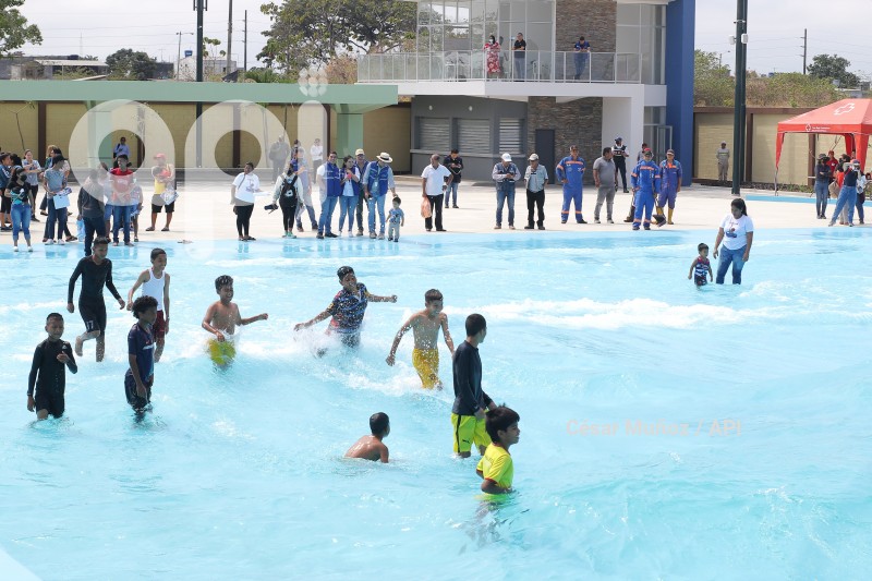 GYE-PISCINA CON OLAS