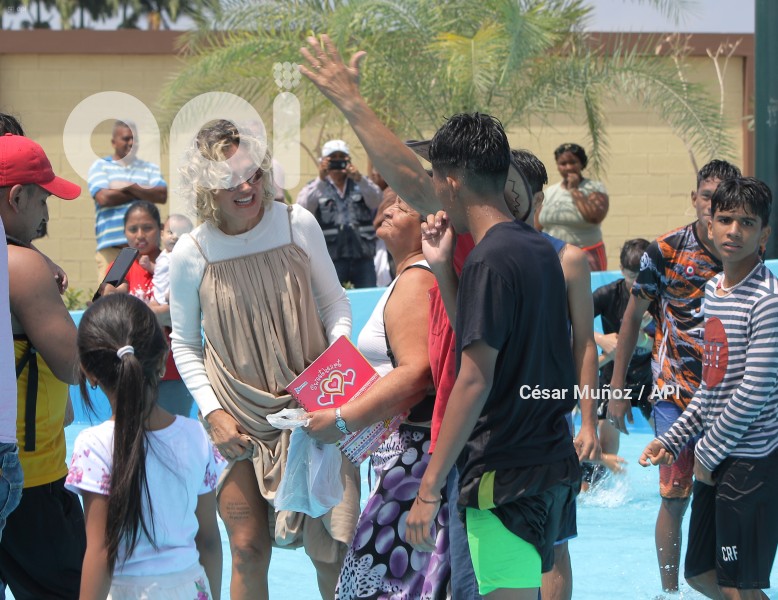 GYE-PISCINA CON OLAS