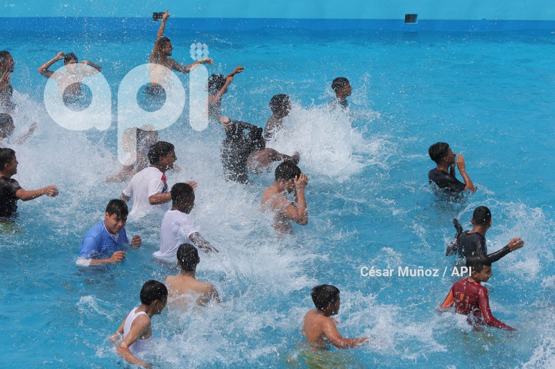 GYE-PISCINA CON OLAS