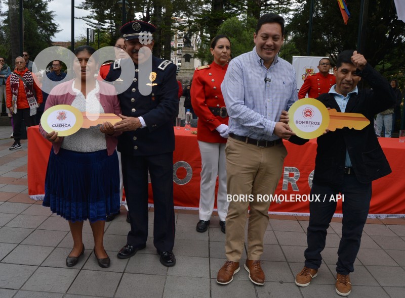 CUENCA-ENTREGA VEHICULOS-BOMBEROS
