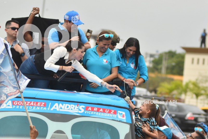 MANTA-LUISA-GONZALEZ-CIERRE-CAMPANA