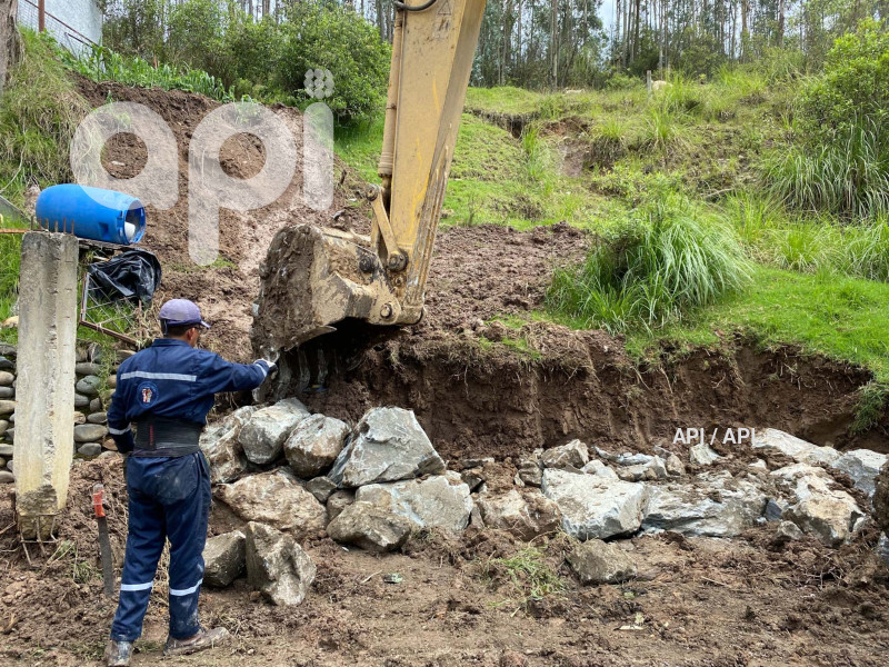 PREFECTURA APOYA BARRIOS DE CUENCA