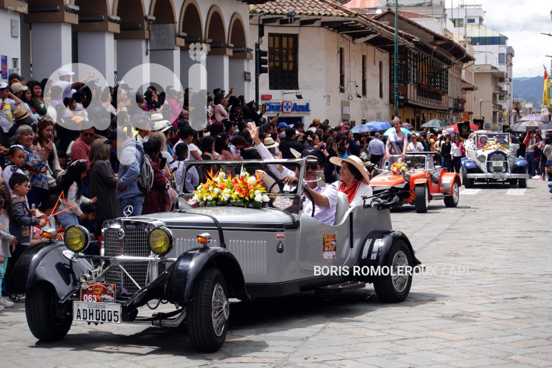CUENCA-DESFILE-100 AÑOS-HERLINDA TORAL