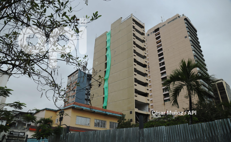 GYE-DEMOLICION EDIFICIO FANTASIA