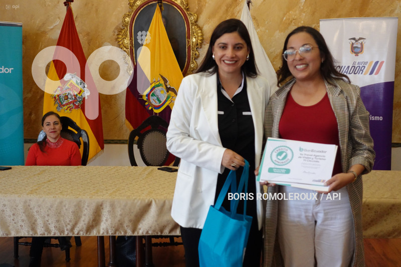 CUENCA-ENTREGA CERTIFICADOS-BANECUADOR