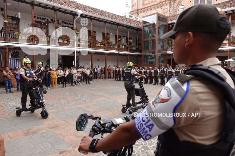 CUENCA-SCOOTERS ELECTRICOS-POLICIA