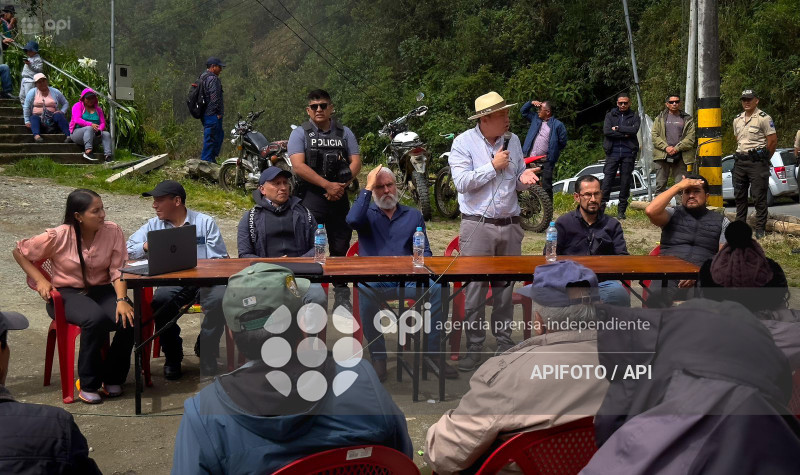 CUENCA-DIALOGO-ALCALDE-MOLLETURO