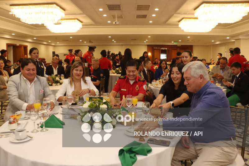 BOMBEROS JUNTOS CONTRA EL FUEGO