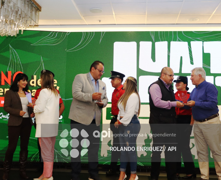 BOMBEROS JUNTOS CONTRA EL FUEGO