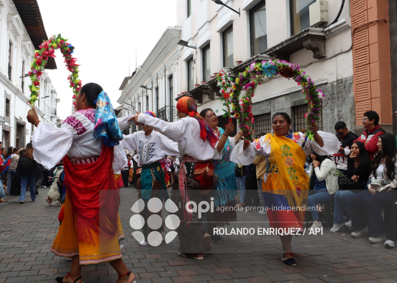 DESFILE DE LOS MERCADOS DE QUITO