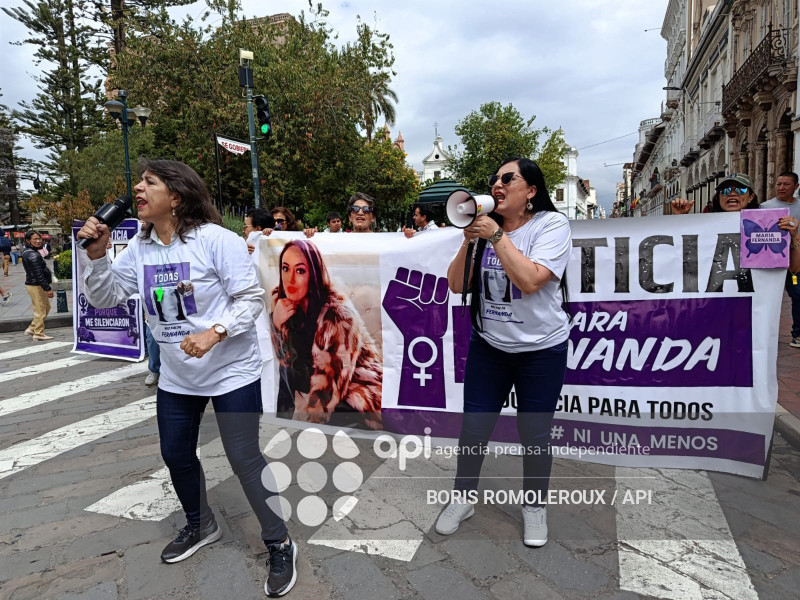 CUENCA-PLANTON FAMILIARES MARIA FERNANDA LOPEZ-FEMICIDIO