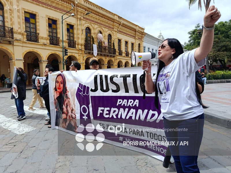 CUENCA-PLANTON FAMILIARES MARIA FERNANDA LOPEZ-FEMICIDIO