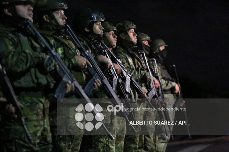 MILITARES TOQUE DE QUEDA EN PICHINCHA