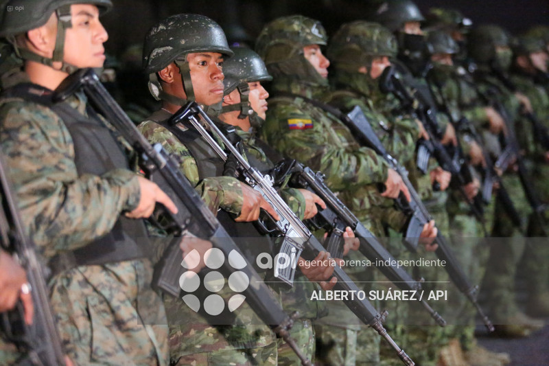 MILITARES TOQUE DE QUEDA EN PICHINCHA