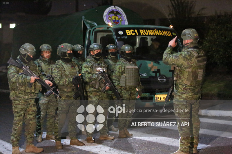 MILITARES TOQUE DE QUEDA EN PICHINCHA