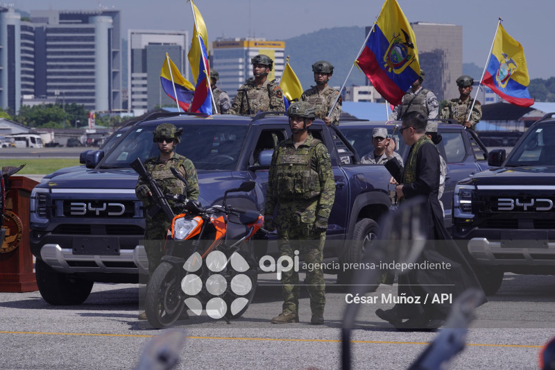 GYE-ENTREGA VEHICULOS FFAA