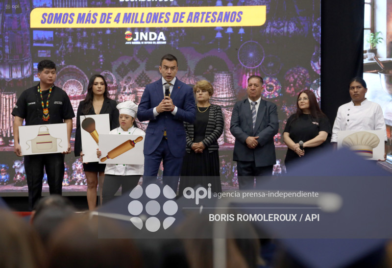 CUENCA-PRESIDENTE DANIEL NOBOA-ARTESANOS
