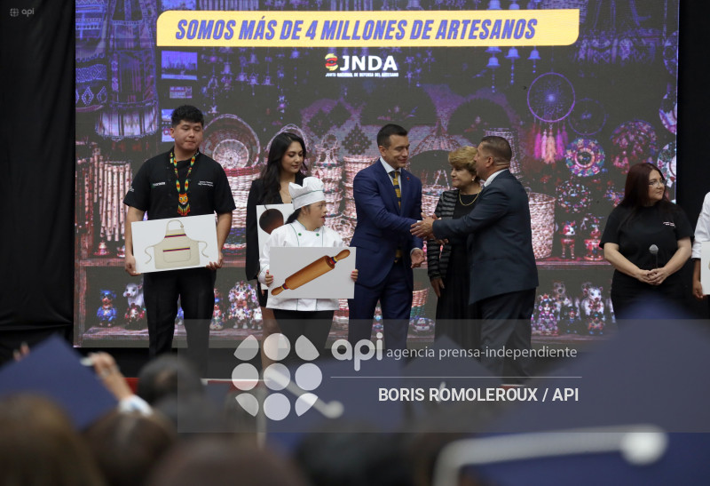 CUENCA-PRESIDENTE DANIEL NOBOA-ARTESANOS