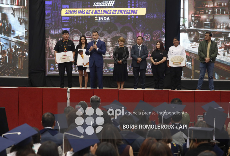 CUENCA-PRESIDENTE DANIEL NOBOA-ARTESANOS