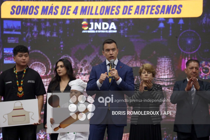 CUENCA-PRESIDENTE DANIEL NOBOA-ARTESANOS