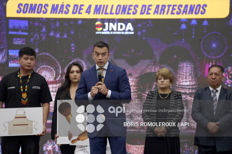 CUENCA-PRESIDENTE DANIEL NOBOA-ARTESANOS