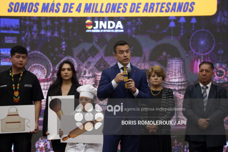 CUENCA-PRESIDENTE DANIEL NOBOA-ARTESANOS