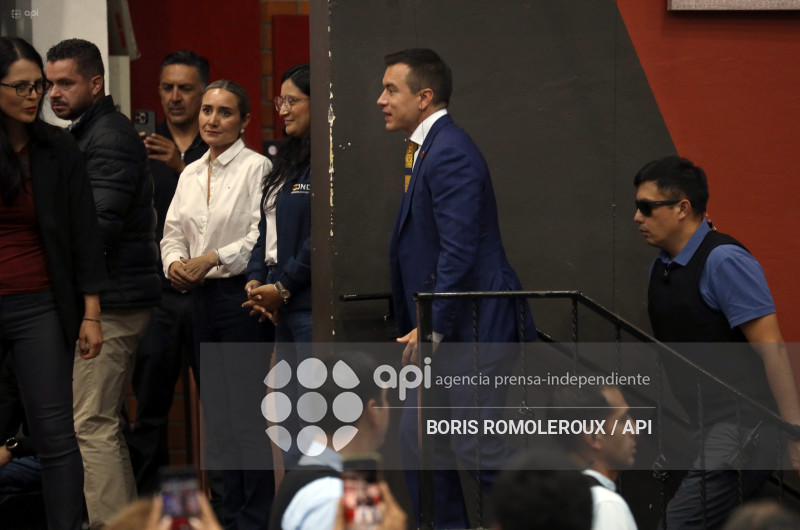 CUENCA-PRESIDENTE DANIEL NOBOA-ARTESANOS