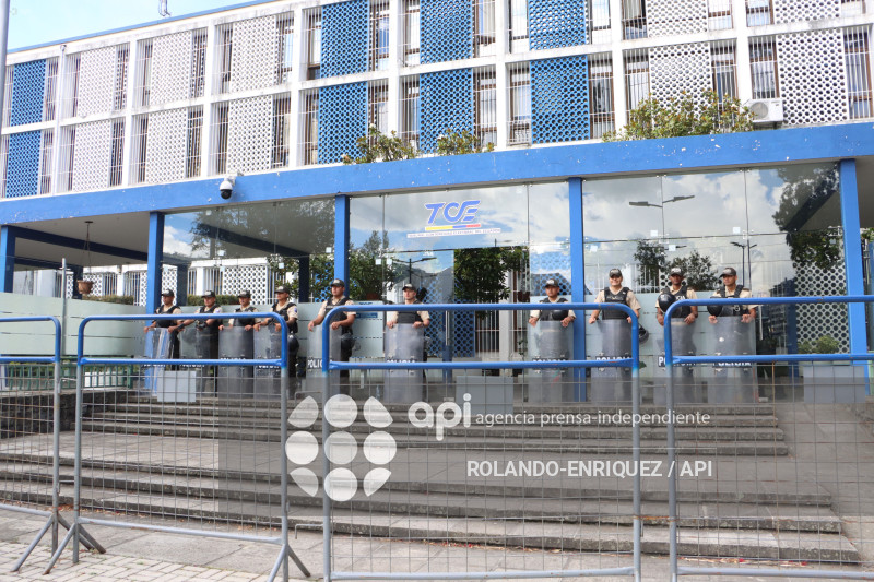 PLANTON REVOLUCION CIUDADANA EN EL TCE