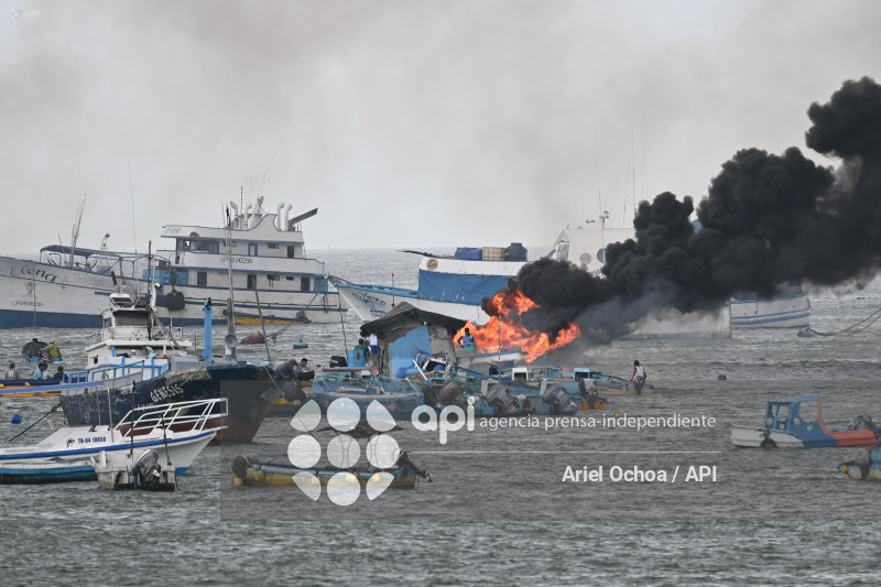MANTA-INCENDIO-BARCOS
