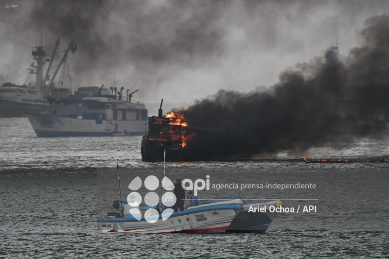 MANTA-INCENDIO-BARCOS