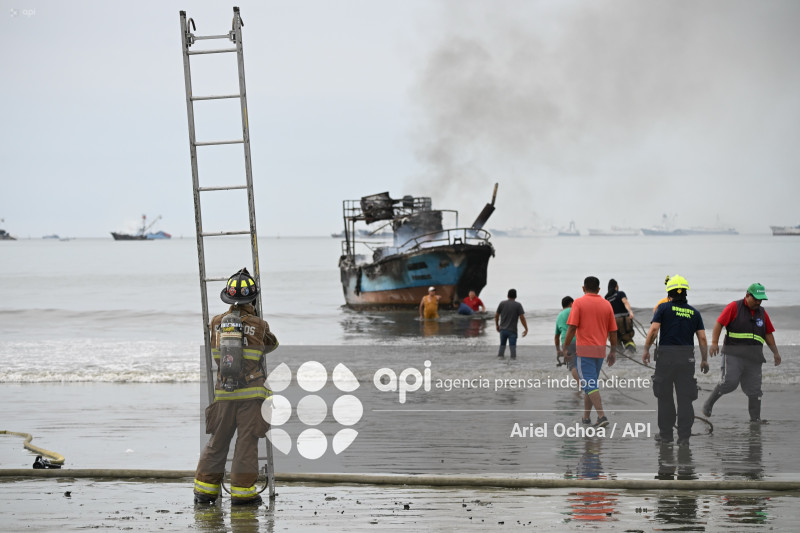 MANTA-INCENDIO-BARCOS