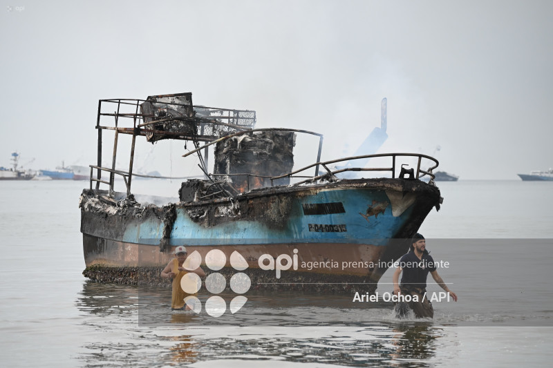 MANTA-INCENDIO-BARCOS