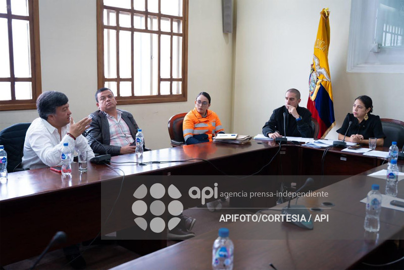 CUENCA-REUNION-ALCALDESA-TRANSPORTISTAS URBANOS