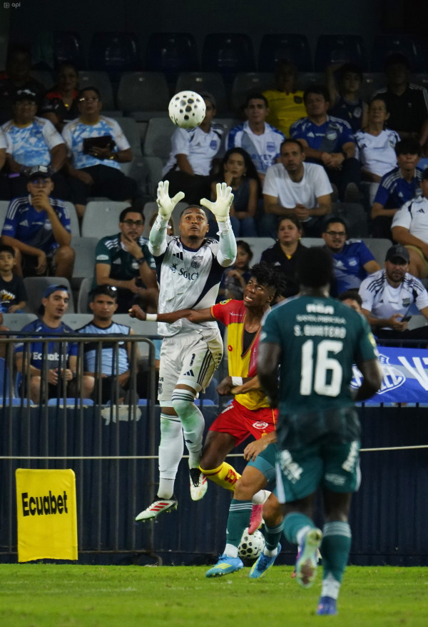 Papá Aucas, tercero y los Eléctricos, en zona descenso