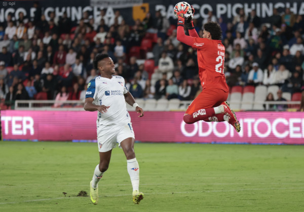 Liga desgarra 2-1 agónico a Delfín