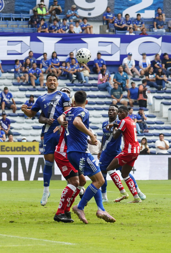 Emelec sobresale 2-1 ante Técnico Universitario