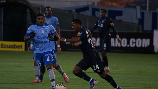 Ídolo celeste escolta, de lejos, a IDV