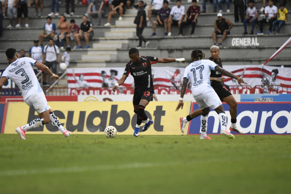 Guayaquil City remonta 2-1 a Liga de Quito