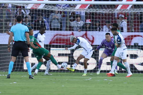 Liga remonta 3-2, pero muere 4-3 en penales con Palmeiras