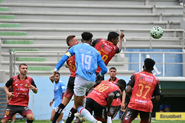 Deportivo Cuenca se deshace 2-0 del Manta