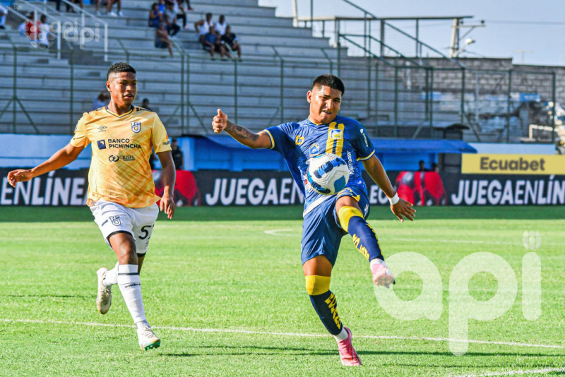 Católica pesca 2-0 a Delfín  en Manta