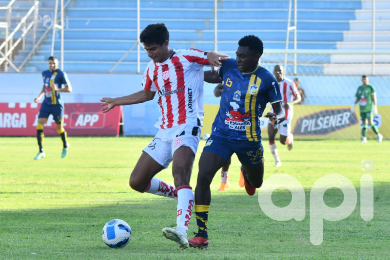 Delfín supera 2-0 a Técnico U. en Manta
